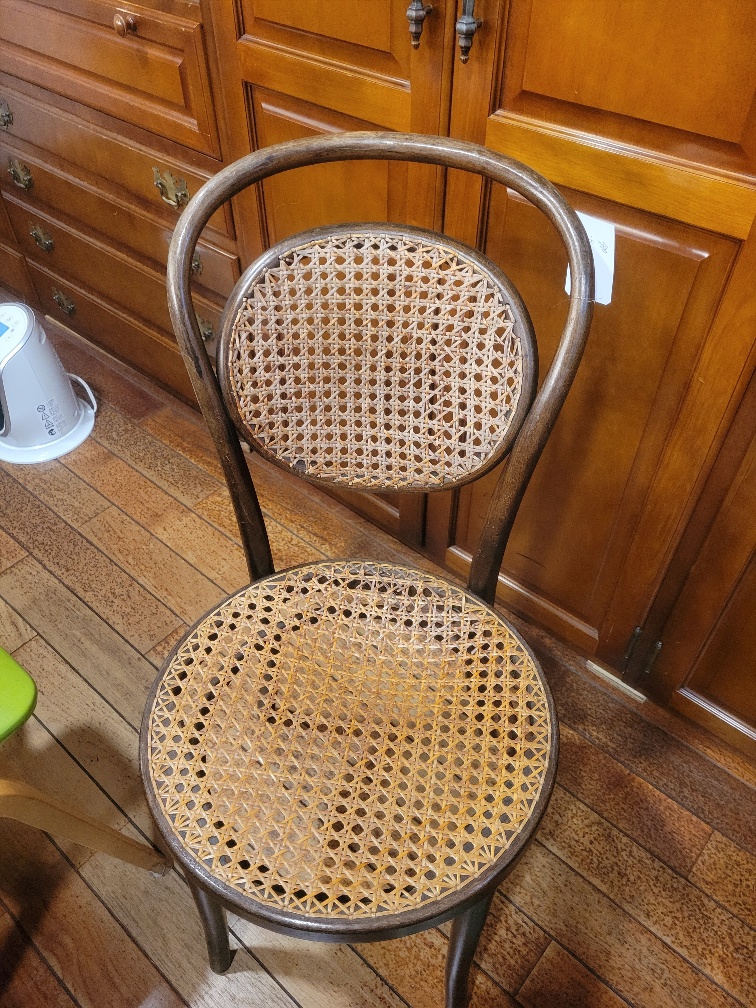 彫刻装飾付き木製椅子 黒革座面 天然木ダイニングチェア/合皮張り座面 DC-126-V (幅44x奥行46x高さ73x